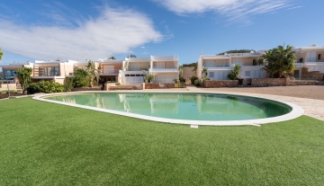 Resa Estates Ibiza sale ted koop Cala Tarida patio townhouse comm pool ok.JPG